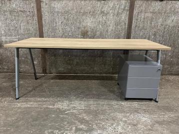 Verstelbaar bureau met nieuw eikenkleur blad 200x80cm beschikbaar voor biedingen