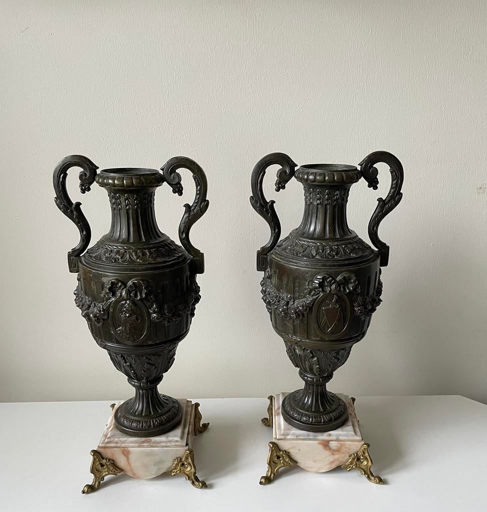 Antieke vazen, (2) gepatineerde legering op marmeren sokkel, Ophalen of Verzenden