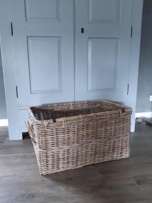 Grote rieten mand (haardhout, speelgoed, enz), Huis en Inrichting, Woonaccessoires | Schalen en Manden, Gebruikt, Mand, Rechthoekig