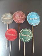 5 Speldjes Den Helder Herman Nypels heren- en jongenskleding, Verzamelen, Speldjes, Pins en Buttons, Ophalen, Gebruikt, Overige onderwerpen