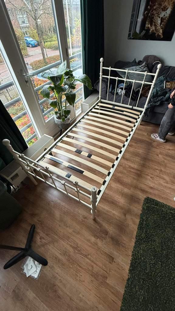 GRATIS Ikea bed frame 90x200, Huis en Inrichting, Slaapkamer | Bedden, Gebruikt, Eenpersoons, 90 cm, 200 cm, Metaal, Wit, Ophalen
