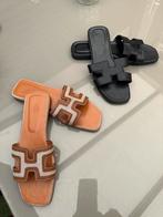 Twee slippers, Ophalen of Verzenden, Nieuw, Bruin