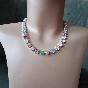 Handgemaakte kleurige ketting bezet met kristal beschikbaar voor biedingen