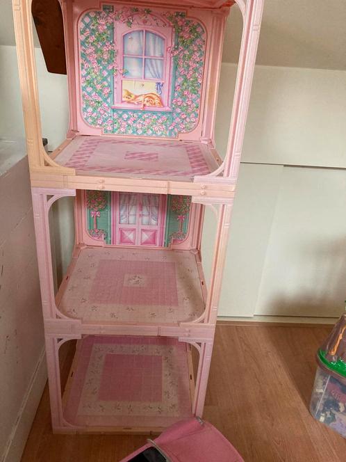 Vintage barbiehuis met Barbies en veel accessoires, Kinderen en Baby's, Speelgoed | Poppenhuizen, Gebruikt, Ophalen