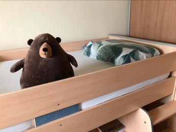 Halfhoogslaper met bureau beschikbaar voor biedingen