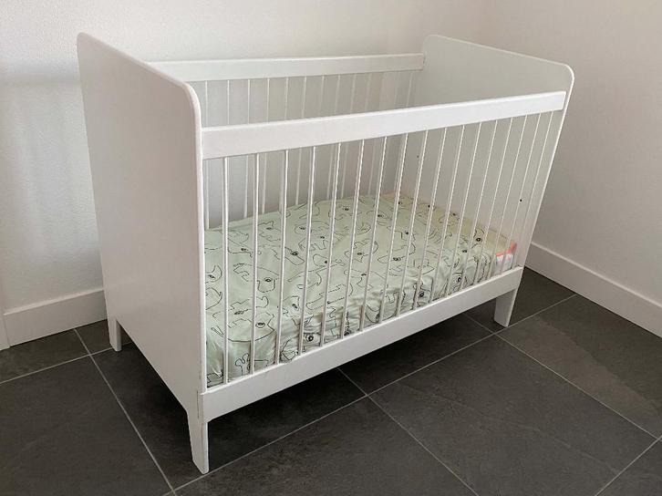 Kinderbed, witgelakt hout 60 x 120 cm, Kinderen en Baby's, Babywiegjes en Ledikanten, Gebruikt, Ledikant, Ophalen