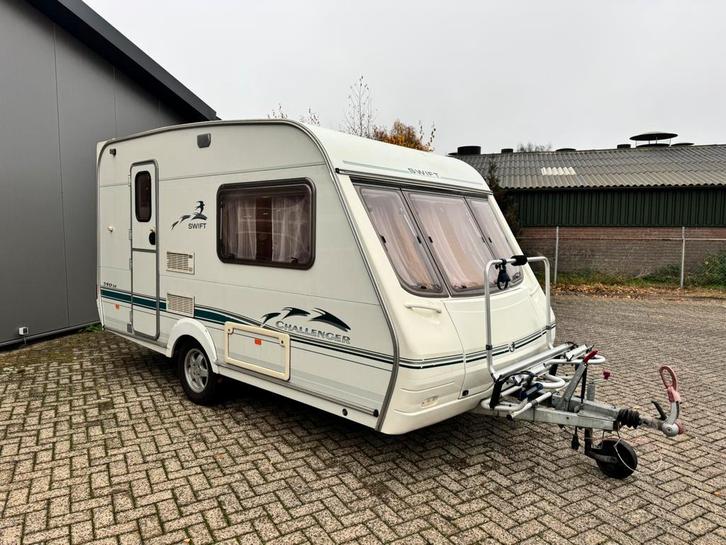 Compacte Swift 390 Challenger Dorema voortent Afleverklaar!, Caravans en Kamperen, Caravans, Bedrijf, tot en met 2, 750 - 1000 kg