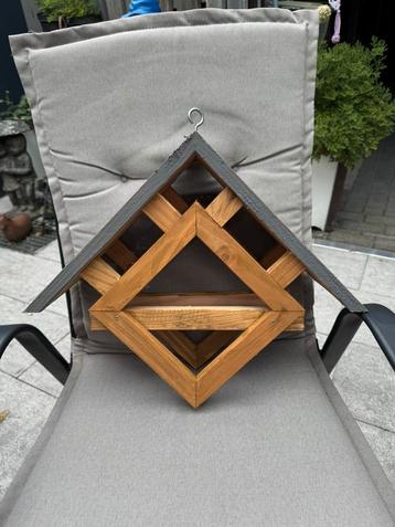 Vogel voedings huisje. Zelfgemaakt door opa :) beschikbaar voor biedingen