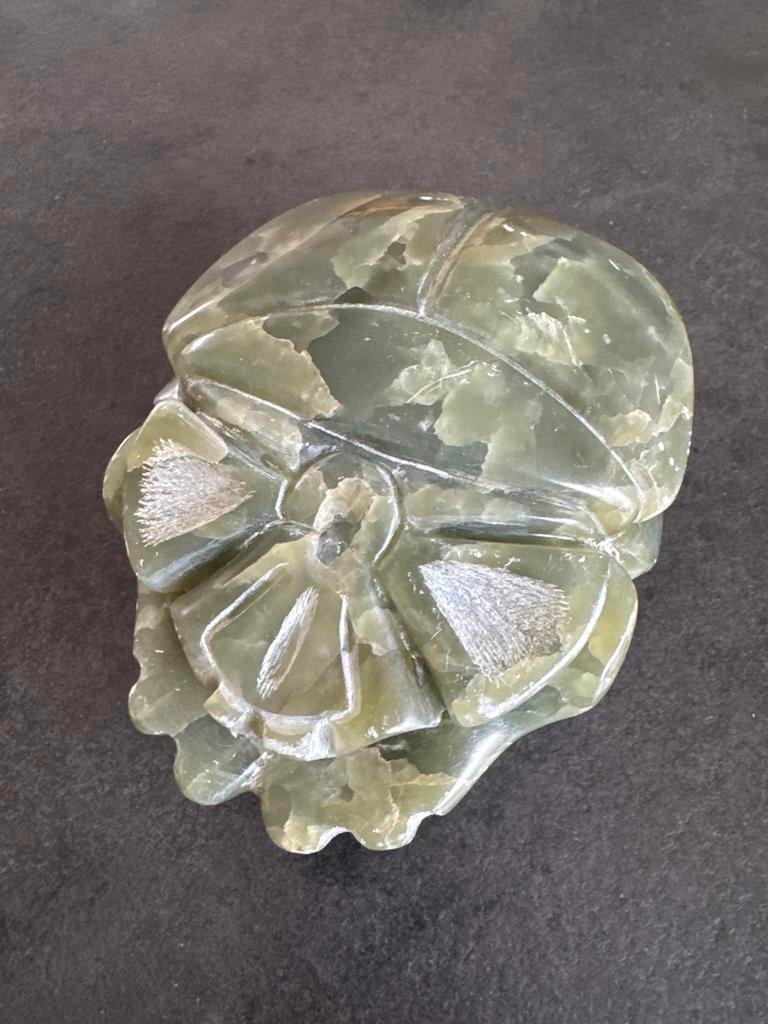Groene stenen scarabee met inscripties, Antiek en Kunst, Kunst | Beelden en Houtsnijwerken, Ophalen of Verzenden