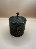 Verzilverd tinnen sierdoos met reliëfdecoratie, Antiek en Kunst, Antiek | Goud en Zilver, Ophalen of Verzenden
