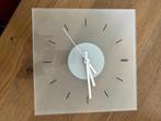Moderne vierkante wandklok uitgevoerd (Mat hardglas), Ophalen of Verzenden, Zo goed als nieuw, Analoog, Wandklok