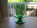 Vintage groen glazen medici bokaal / vaas op voet, Huis en Inrichting, Gebruikt, Ophalen of Verzenden, Glas, Minder dan 50 cm
