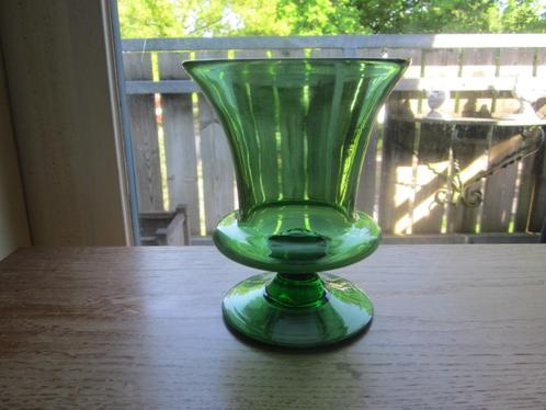 Vintage groen glazen medici bokaal / vaas op voet, Huis en Inrichting, Woonaccessoires | Vazen, Gebruikt, Groen, Minder dan 50 cm