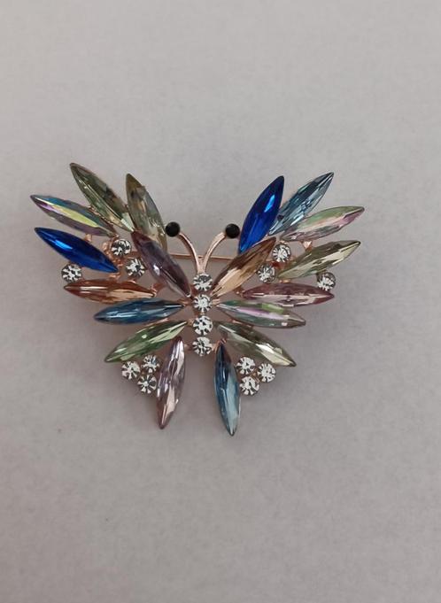 Vlinder broche, Sieraden, Tassen en Uiterlijk, Broches, Nieuw, Overige materialen, Overige kleuren, 4 tot 7 cm, Met strass, Ophalen of Verzenden
