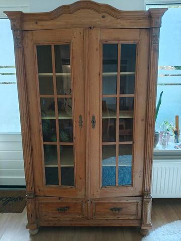 kast met houtwerk details beschikbaar voor biedingen