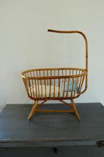 Vintage rotan poppenwieg jaren '60, Kinderen en Baby's, Speelgoed | Houten speelgoed, Ophalen, Zo goed als nieuw, Meubelstuk of Keukentje