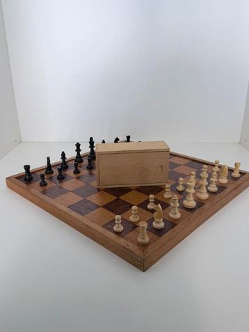 Vintage handgesneden schaakset – charmante folk art stijl beschikbaar voor biedingen