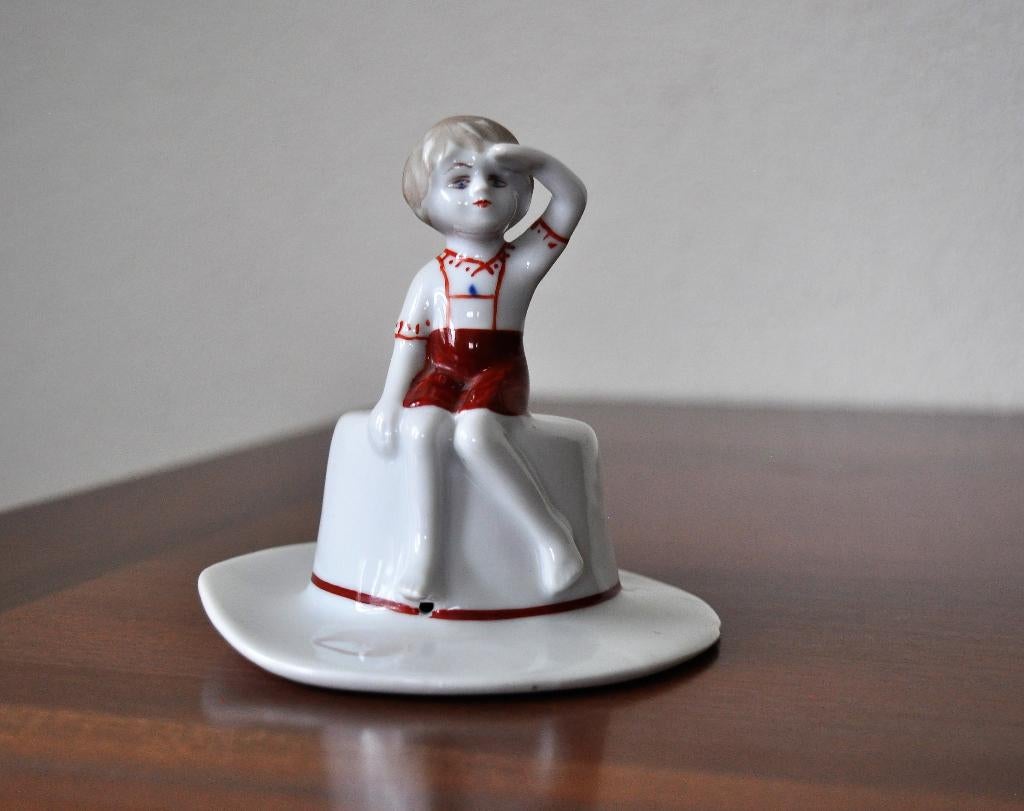 Vintage Porselein Figuur Jongen Hoed 10 cm 1960/1970, Antiek en Kunst, Curiosa en Brocante, Ophalen of Verzenden