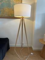 Zuiver Tripod Vloerlamp - Wit / Naturel, Huis en Inrichting, Lampen | Vloerlampen, Metaal, 150 tot 200 cm, Zo goed als nieuw, Ophalen