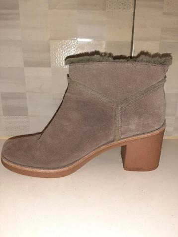 UGG enkellaarzen maat 41 beschikbaar voor biedingen