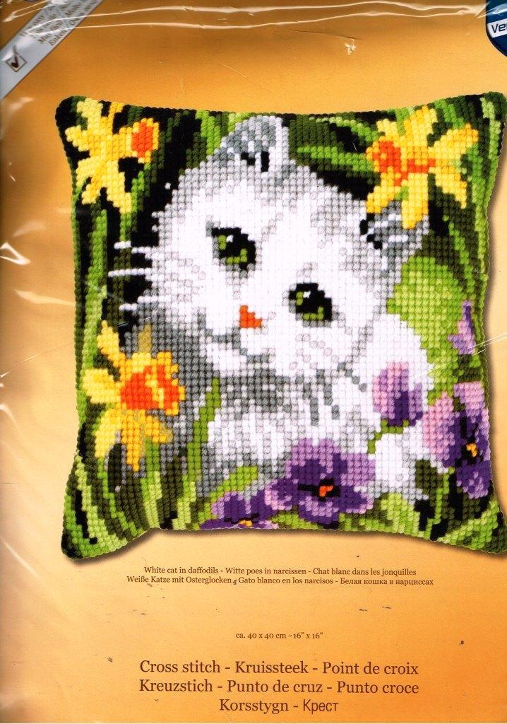 Cado vervaco borduurpakket kussen, witte poes in narcissen, Hobby en Vrije tijd, Borduren en Borduurmachines, Nieuw, Borduurpakket