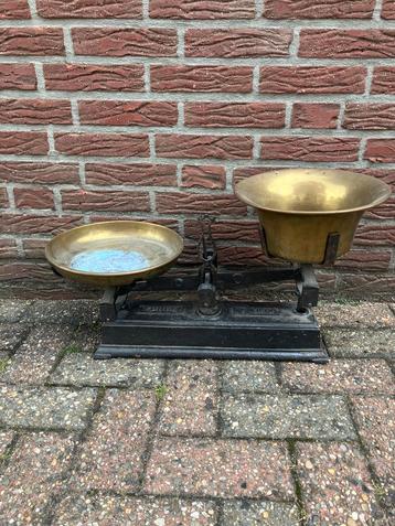 Antieke franse weegschaal beschikbaar voor biedingen