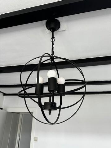 Mooie zwarte plafondlamp beschikbaar voor biedingen