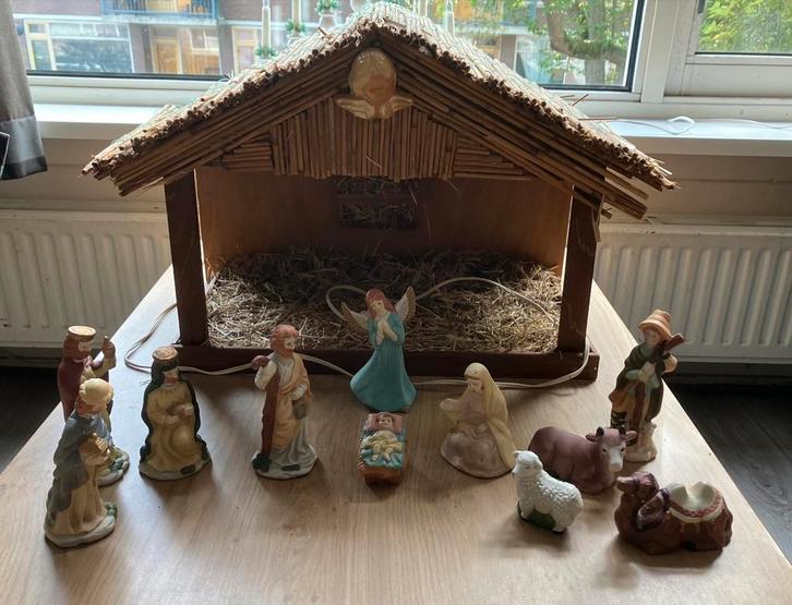 Grote kerststal compleet met beelden en lamp, Diversen, Kerst, Ophalen of Verzenden