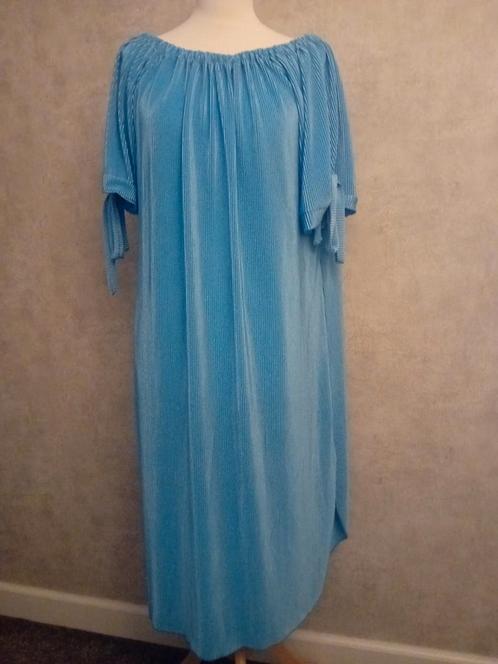> Lichtglanzende offshoulder jurk! Nieuw!, Kleding | Dames, Jurken, Nieuw, Maat 46/48 (XL) of groter, Blauw, Onder de knie, Ophalen of Verzenden