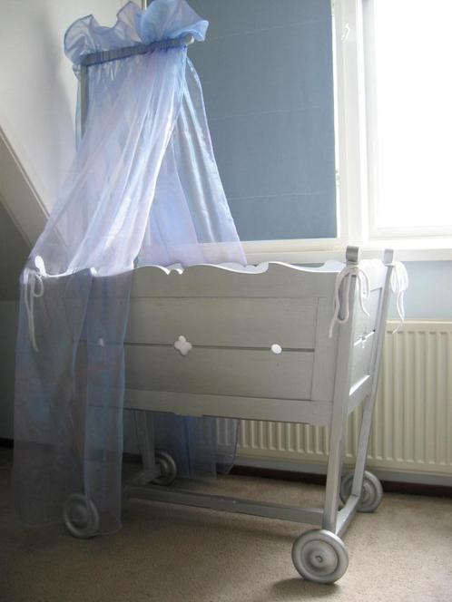 Baby wiegje hout op wielen zilverkleurig, Kinderen en Baby's, Babywiegjes en Ledikanten, Gebruikt, Wieg, Ophalen