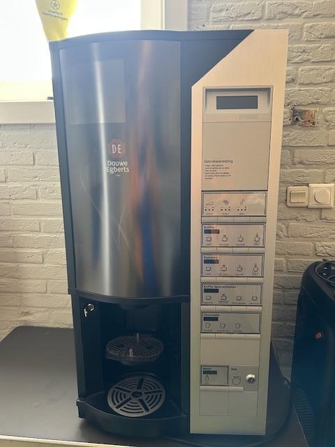 Douwe Egberts warme dranken-automaat, Witgoed en Apparatuur, Koffiezetapparaten, Gebruikt, Gemalen koffie, Koffiemachine, 10 kopjes of meer