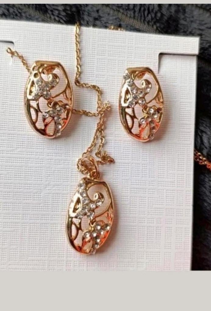 Ketting en oorbellen Swarovski, Verzenden, Nieuw, Goud, Met hanger