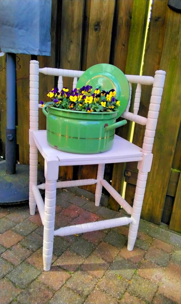 Vintage,  oud creme- offwhite hoekstoeltje ., Antiek en Kunst, Curiosa en Brocante, Ophalen of Verzenden