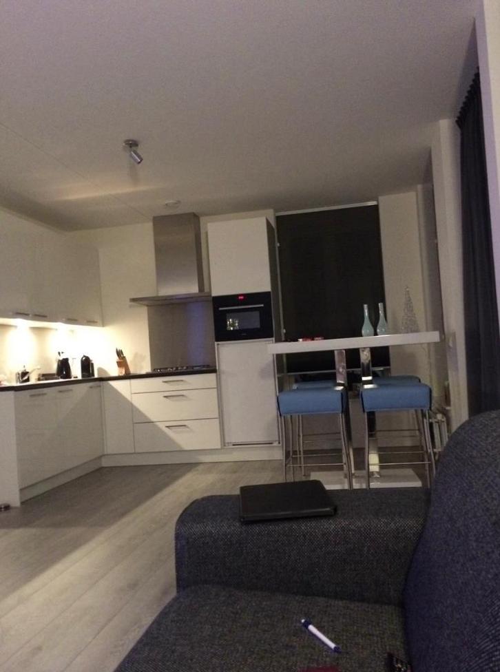 4 lichtblauwe barkrukken en een witte bartafel, Huis en Inrichting, Barkrukken, Zo goed als nieuw, 60 tot 90 cm, Kunststof, Leer