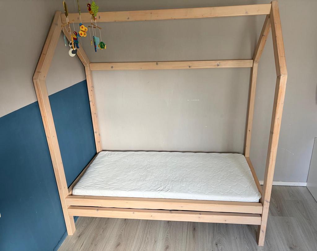 Peuterbed met huisje, Kinderen en Baby's, Kinderkamer | Bedden, Ophalen, Gebruikt, 70 tot 85 cm, 140 tot 160 cm