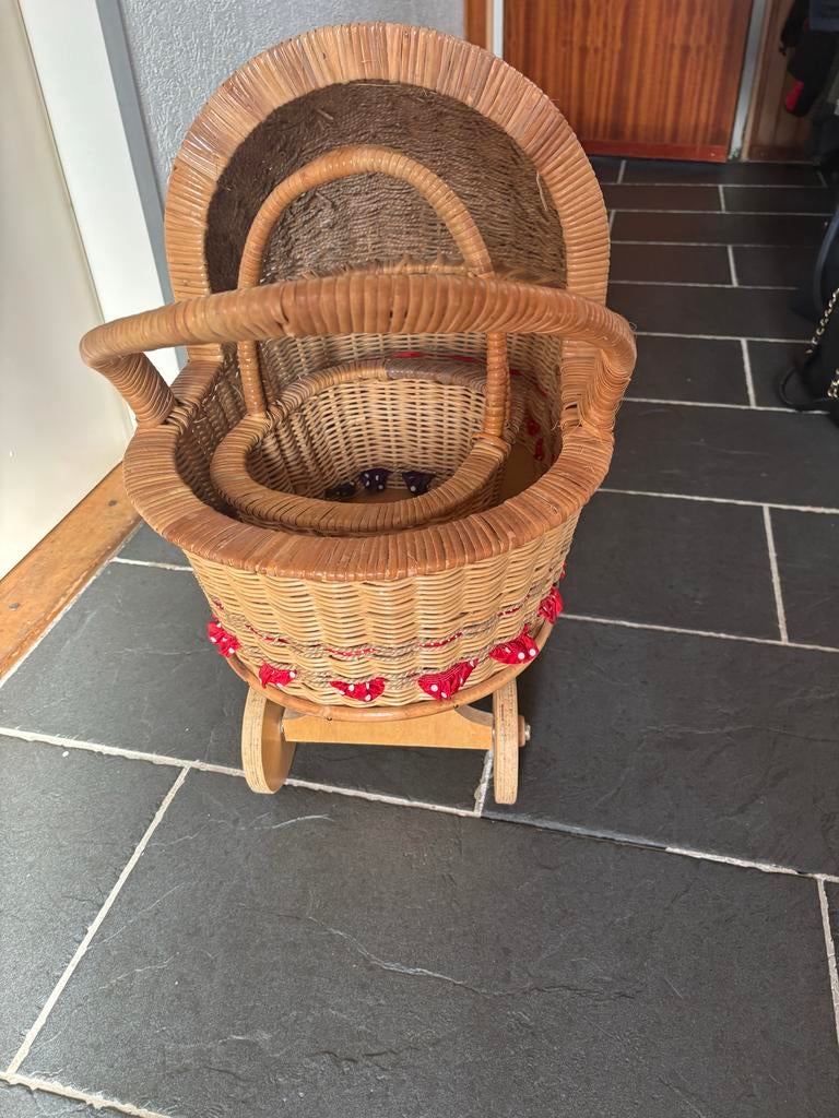 Stevige rieten poppenwagen met bijbehorend mandje, Ophalen of Verzenden, Zo goed als nieuw, Babypop