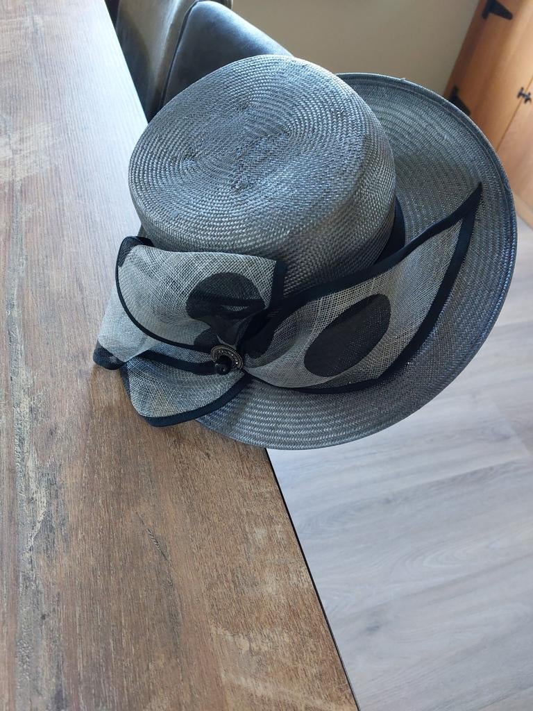 Dameshoed grijs, Kleding | Dames, Hoeden en Petten, Ophalen of Verzenden, Zo goed als nieuw