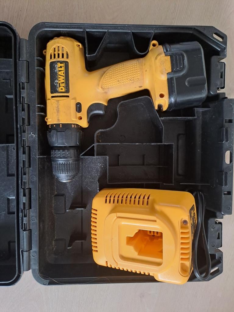 DeWalt boormachine met accu en oplader, Ophalen