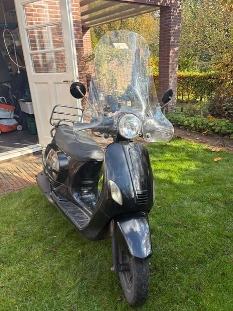 AGM VX50 Bromfiets/scooter zwart (45km) incl. Helm & ARTslot, Fietsen en Brommers, Gebruikt, Benzine, Ophalen, Overige merken