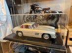 Mercedes 300sl Gullwing 1:8 + vitrine, Hobby en Vrije tijd, Modelauto's | 1:5 tot 1:12, Ophalen of Verzenden, Zo goed als nieuw