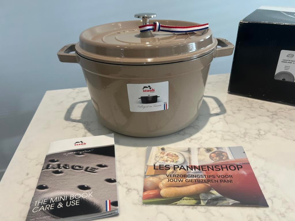 Nieuwe hoge Staub 24 cm Sesam in de doos, Gietijzer, Nieuw, Ophalen of Verzenden, Staub