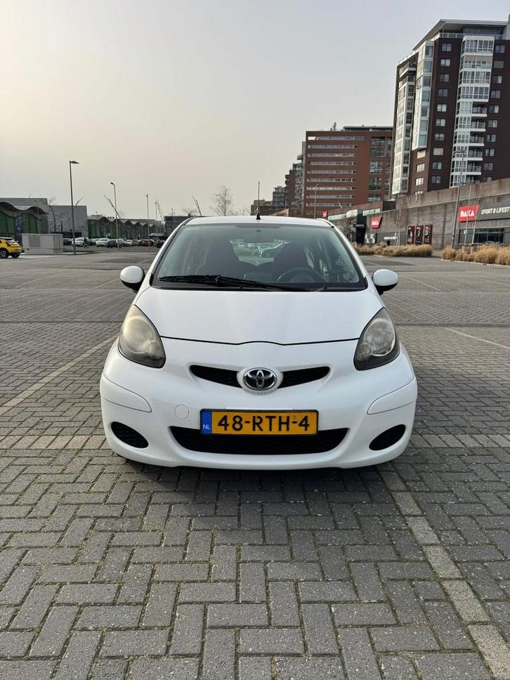 Toyota Aygo 1.0 12V Vvt-i 5DRS 2011 Wit, Auto's, Toyota, Particulier, Aygo, Benzine, A, Hatchback, Handgeschakeld, Origineel Nederlands