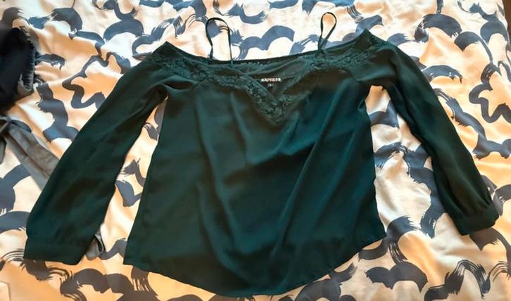 Groene halve schouder blouse, Kleding | Dames, Blouses en Tunieken, Zo goed als nieuw, Maat 36 (S), Groen, Ophalen of Verzenden