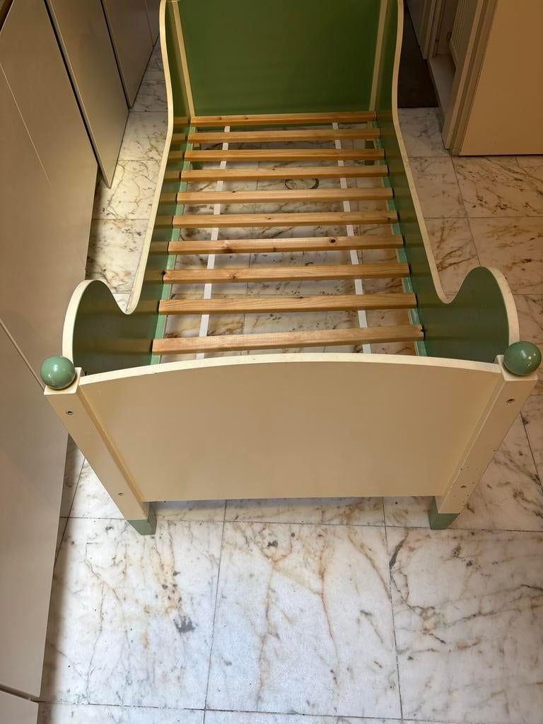 Uniek Kinderbedje - Groen/Crème met Lattenbodem, Ophalen, Gebruikt, Ledikant