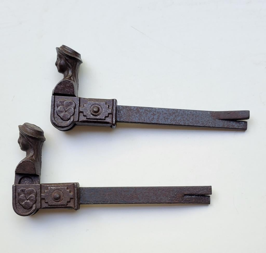 Antieke gietijzeren luikensluiters - herderinnetjes, Antiek en Kunst, Ophalen of Verzenden