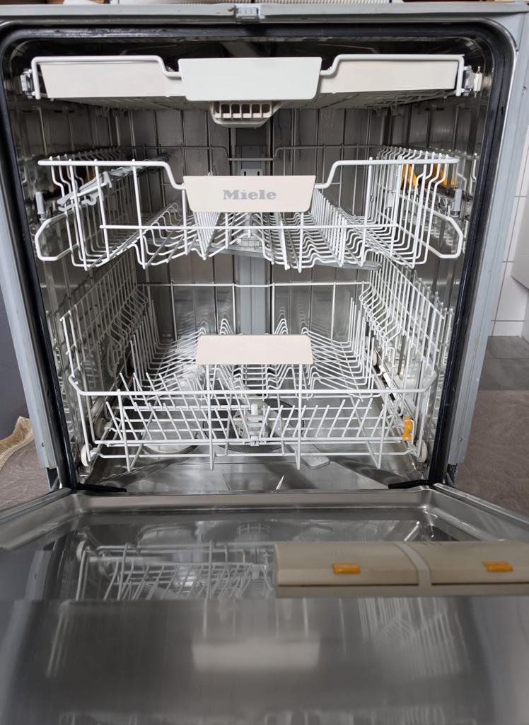 EEN LUXE GEÏNSTALLEERD MIELE VAATWASSER, Ophalen, Zo goed als nieuw, Inbouw, 85 tot 90 cm