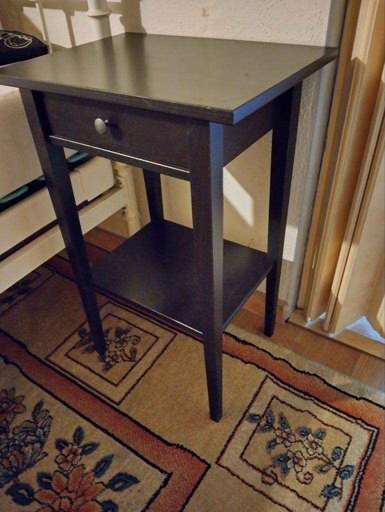 Bijzettafeltje nachtkastje,planten tafeltje Hemnes., Minder dan 55 cm, Gebruikt, Klassiek, functioneel, Ophalen of Verzenden