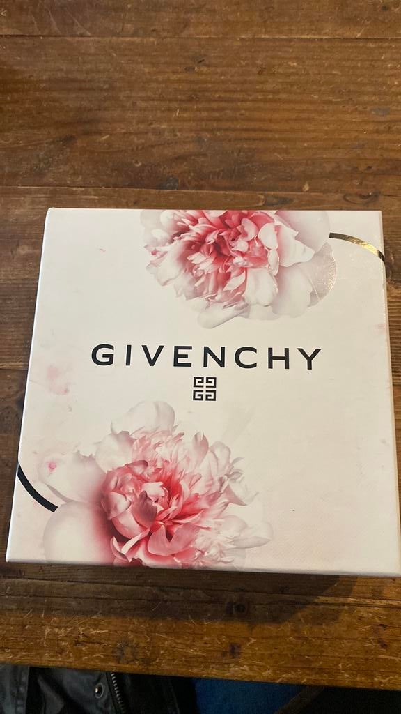 Mooie stevige givenchy doos met lege fles, Ophalen of Verzenden, Zo goed als nieuw