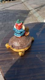 Tuinkabouter op schildpad - Decoratief beeldje, Tuin en Terras, Ophalen of Verzenden, Gebruikt, Kunststof, Tuinkabouter