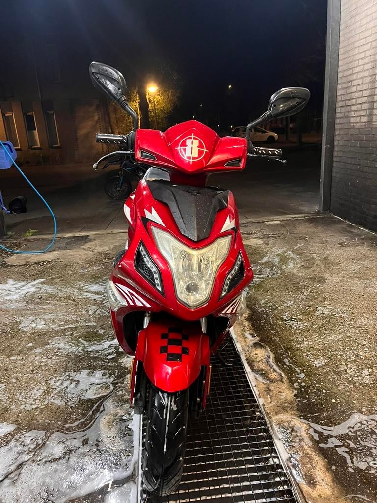 AGM R8 Scooter 4-takt - Rood, Goed Onderhouden, Fietsen en Brommers, Scooters | Overige merken, Ophalen, Gebruikt, Maximaal 45 km/u